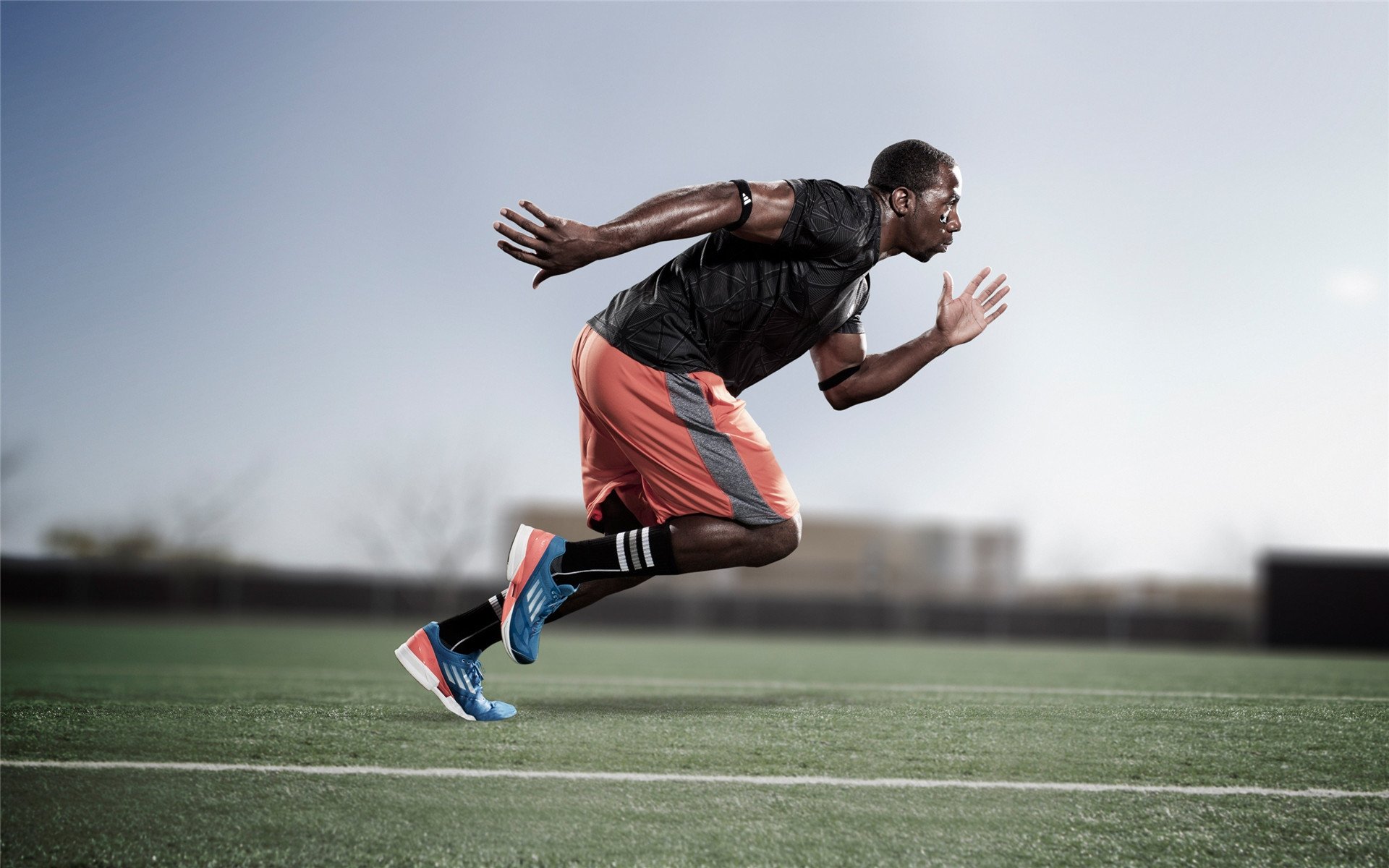 亚特兰大一波带走曼联,阿什拉夫在F1赛道接管比赛,现代体育的降维打击启示录